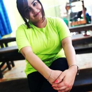 OikotaanTees Customer in plain T shirt