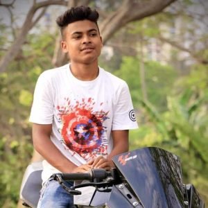 oikotaan customer in Avengers tshirt